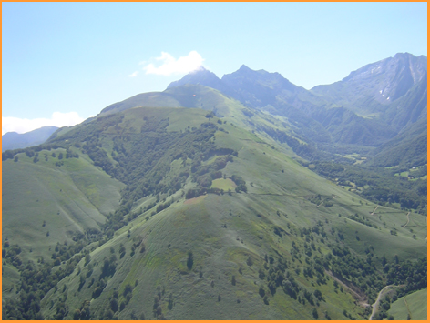 décollage parapente Bergout en vole Accous Aspe Pyrénées Atlantique